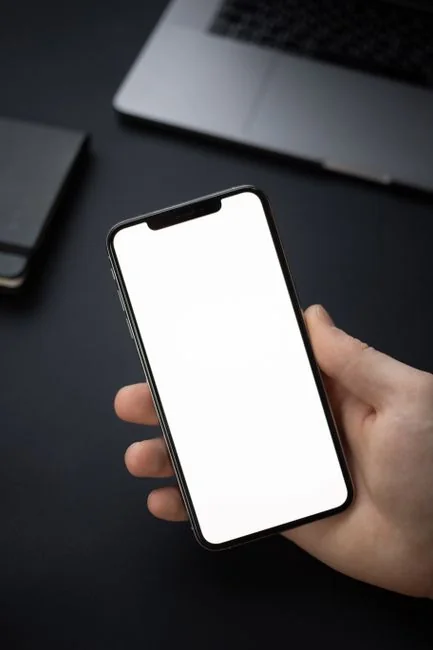 pourquoi-nous-choisir Un espace de travail moderne présentant un ordinateur portable, une tablette et des smartphones, parfait pour le secteur technologique et les freelances.